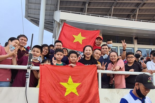 Sôi động không khí cổ vũ môn Điền kinh trên sân Mỹ Đình - Anh 4