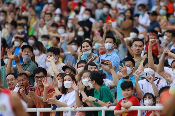 Sôi động không khí cổ vũ môn Điền kinh trên sân Mỹ Đình - Anh 3
