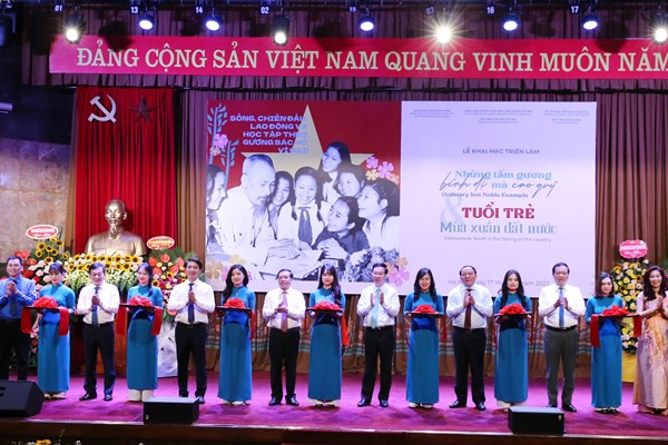 Cam xuc dep o trien lam Nhung tam guong binh di ma cao quy - Anh 1