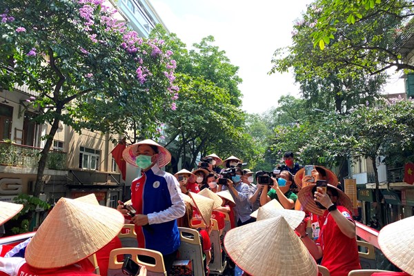 Đoàn vận động viên Thái Lan khám phá Hà Nội trên xe buýt 2 tầng - Anh 1