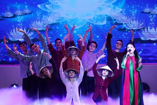 Chương trình nghệ thuật “Bác Hồ một tình yêu bao la”: Hát về Người, tình yêu thiết tha nhất... - Anh 9