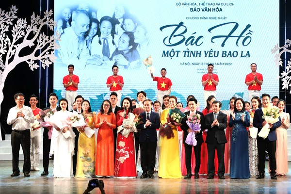 Chương trình nghệ thuật “Bác Hồ một tình yêu bao la”: Hát về Người, tình yêu thiết tha nhất... - Anh 1