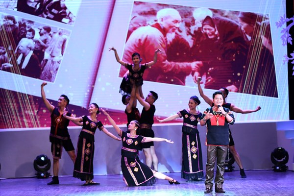 Chương trình nghệ thuật “Bác Hồ một tình yêu bao la”: Hát về Người, tình yêu thiết tha nhất... - Anh 3