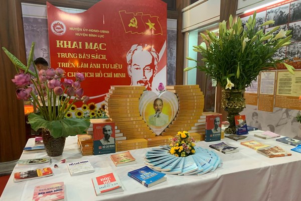 Trưng bày trên 3.000 cuốn sách, tài liệu, ảnh quý về Bác Hồ - Anh 1