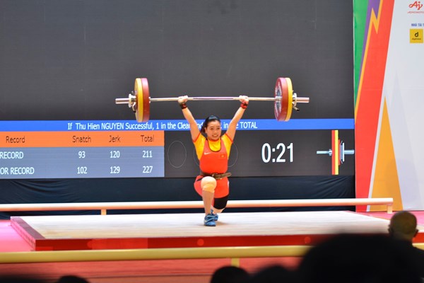 Liên tục phá kỷ lục SEA Games ở hạng 55kg nữ môn Cử tạ - Anh 1