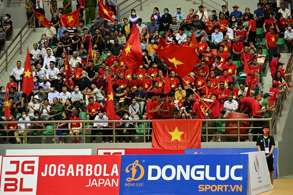 Sắc đỏ phủ kín khán đài Nhà Thi đấu TDTT Hà Nam - Anh 1