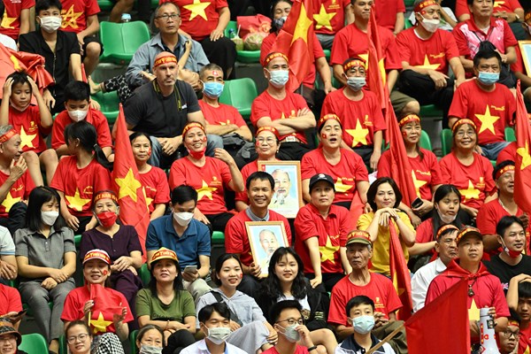 Sắc đỏ phủ kín khán đài Nhà Thi đấu TDTT Hà Nam - Anh 4