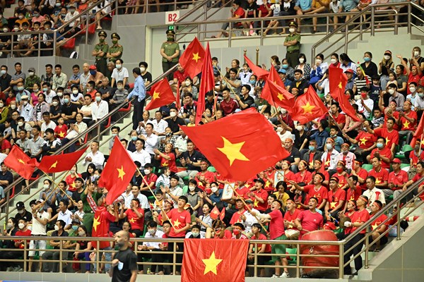 Sắc đỏ phủ kín khán đài Nhà Thi đấu TDTT Hà Nam - Anh 9
