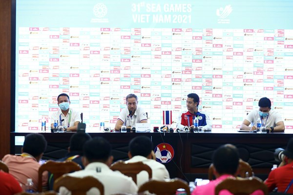 HLV Park Hang-seo: Tôi có trách nhiệm dẫn dắt đội tuyển đi đến thắng lợi - Anh 4