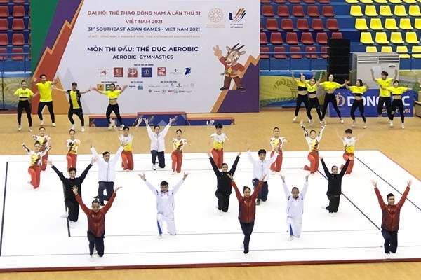 Aerobic thi đấu thành công trong ngày đầu ra quân - Anh 1
