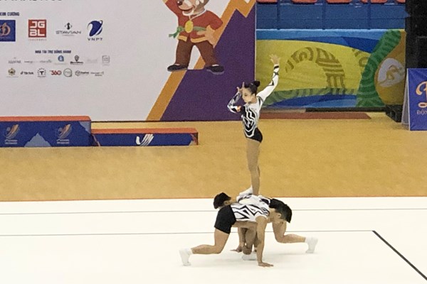 Aerobic thi đấu thành công trong ngày đầu ra quân - Anh 2