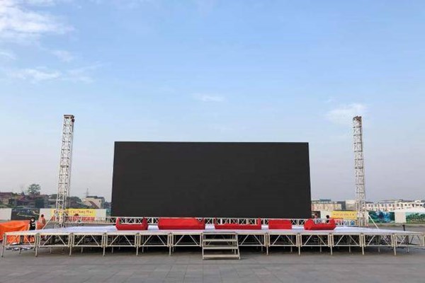 Mê Linh lắp đặt màn hình LED cỡ lớn phục vụ nhân dân xem U23 Việt Nam thi đấu - Anh 1