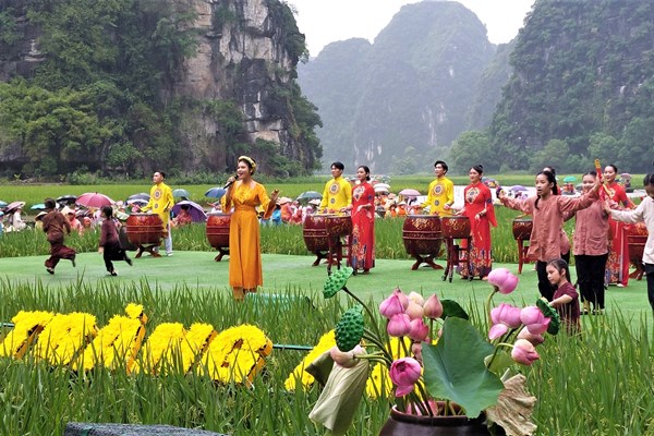 Hàng nghìn người tham dự khai mạc Tuần du lịch 