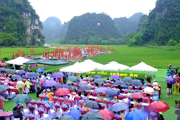 Hàng nghìn người tham dự khai mạc Tuần du lịch 