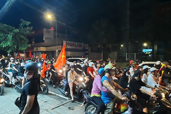 Người dân cả nước xuống đường mừng chiến thắng của U23 Việt Nam - Anh 11