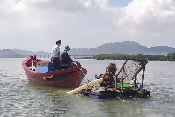 Kiểm tra, yêu cầu người dân cam kết hạn chế sử dụng máy bơm trong khai thác phễnh - Anh 1
