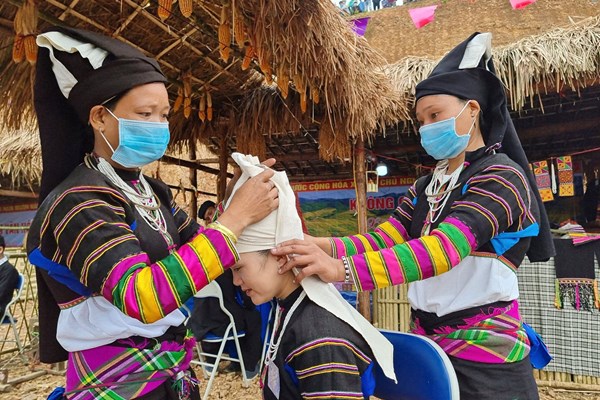 Bảo tồn, gìn giữ trang phục truyền thống dân tộc Lô Lô - Anh 1