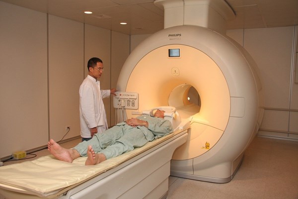 Bộ Y tế đề nghị BHXH Việt Nam hướng dẫn thanh toán BHYT đối với các dịch vụ kỹ thuật bằng máy mượn, đặt - Anh 1