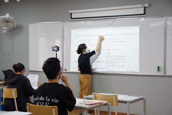 Tăng học phí, phải giảm phụ phí - Anh 1