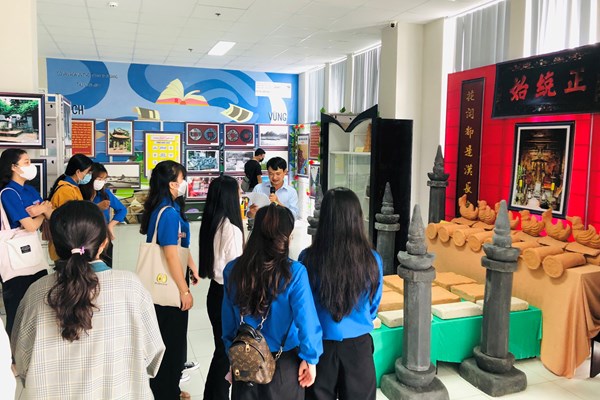 Trên 1.000 lượt người đến với trưng bày và giới thiệu sách “Kinh đô Hoa Lư - Theo dòng lịch sử” - Anh 2