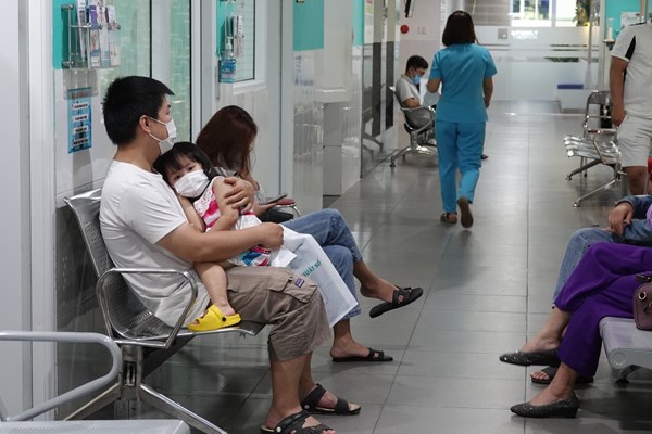 Dịch bệnh tay chân miệng có xu hướng gia tăng: Tránh nhầm lẫn với các dấu hiệu bệnh khác - Anh 1