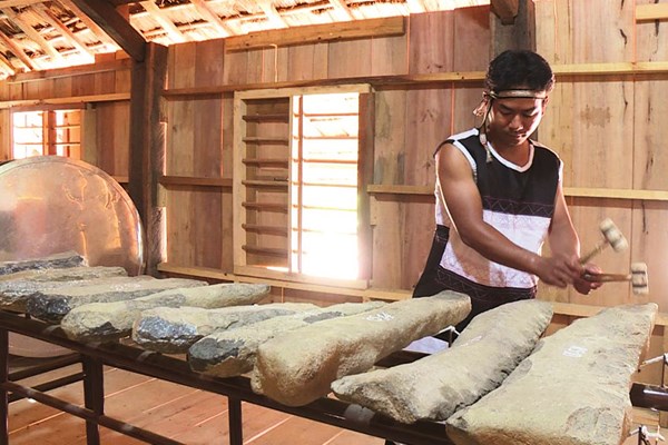 Bàn giao 10 bộ đàn đá Khánh Sơn đến các xã, vùng đồng bào DTTS - Anh 1