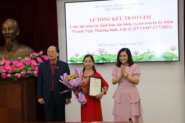 Bộ VHTTDL  trao 16 giải  kịch bản sân khấu xuất sắc về đề tài Thương binh, Liệt sĩ - Anh 5