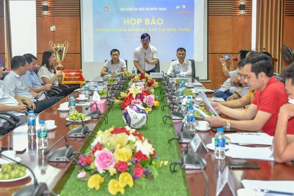 6 đội bóng tranh tài tại giải Bóng đá báo chí miền Trung lần thứ VIII - Anh 1