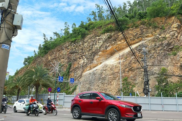 Xử lý điểm sạt lở nguy hiểm tại núi Bà Hỏa (TP Quy Nhơn): Vẫn còn phải chờ vì các thủ tục liên quan đang… phê duyệt - Anh 2
