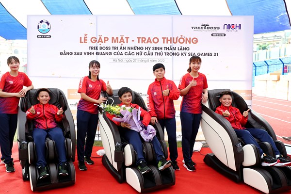 Tôn vinh các HLV, VĐV bóng đá nữ Hà Nội đoạt huy chương tại SEA Games 31 - Anh 4