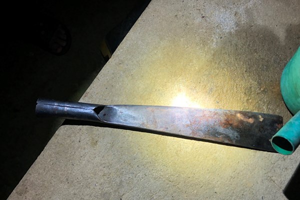 Mâu thuẫn gia đình lúc nửa đêm, chồng chém vợ rồi bỏ trốn - Anh 1