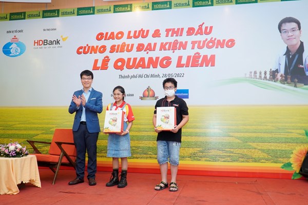 Lê Quang Liêm truyền cảm hứng chơi cờ cho các kỳ thủ nhí - Anh 2