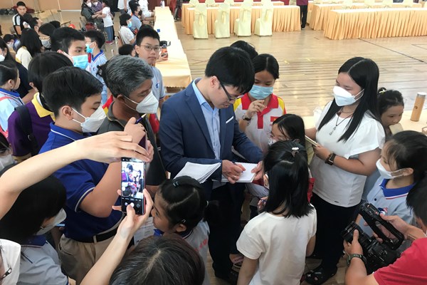 Lê Quang Liêm truyền cảm hứng chơi cờ cho các kỳ thủ nhí - Anh 5