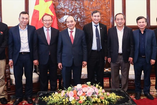 Chủ tịch nước tiếp HLV Park Hang-seo và HLV Mai Đức Chung - Anh 4