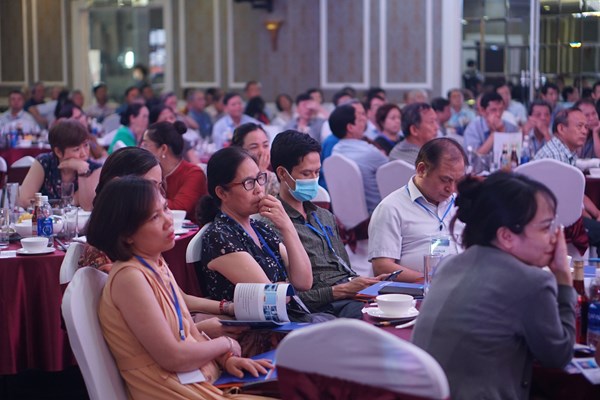 Tự ý điều trị viêm kết mạc có thể dẫn đến đục thuỷ tinh thể ở người trẻ - Anh 1