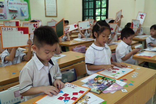 Giá sách giáo khoa tăng: Thiệt thòi rơi vào nhóm học sinh yếu thế - Anh 1