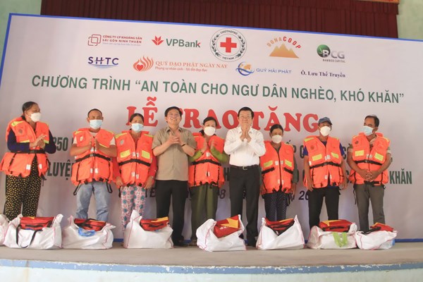 Trao tặng gần 14.700 bộ áo phao cứu sinh cho ngư dân nghèo miền Trung - Anh 1