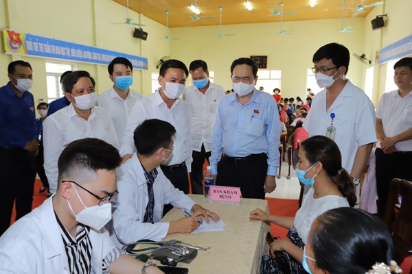 Khám chữa bệnh, phát thuốc miễn phí cho người dân huyện Bá Thước - Anh 1