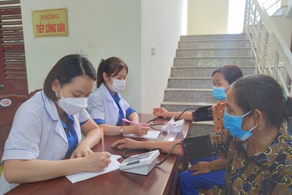 Khám chữa bệnh, phát thuốc miễn phí cho người dân huyện Bá Thước - Anh 2