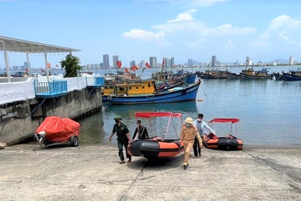 Xử phạt nhiều phương tiện vận chuyển chở khách du lịch lặn ngắm san hô trái phép - Anh 1