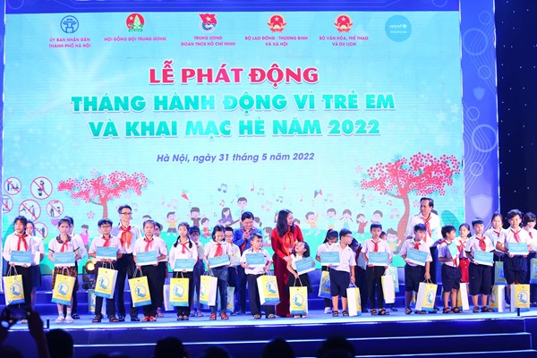 Hãy lắng nghe trẻ em bằng trái tim, hãy bảo vệ trẻ em bằng hành động - Anh 3
