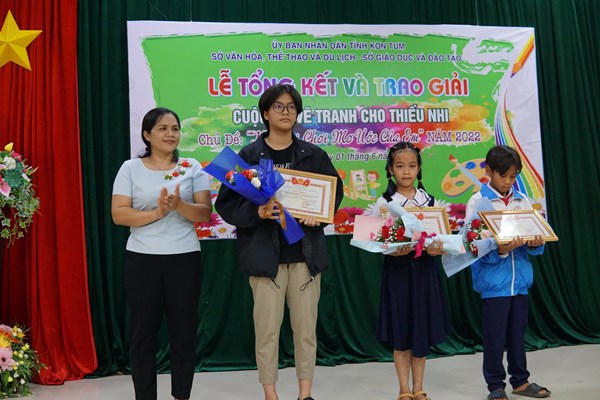 Kon Tum: Tổng kết, trao giải Cuộc thi vẽ tranh cho thiếu nhi năm 2022 - Anh 1