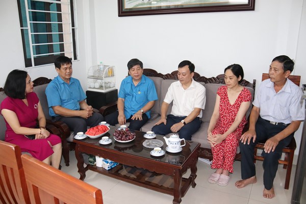 Công đoàn Viên chức VN và Bộ VHTTDL thăm hỏi đoàn viên mắc bệnh hiểm nghèo - Anh 1