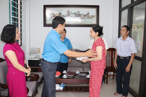 Công đoàn Viên chức VN và Bộ VHTTDL thăm hỏi đoàn viên mắc bệnh hiểm nghèo - Anh 2