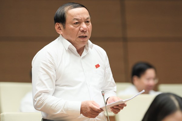 Tại Hội trường Quốc hội, Bộ trưởng Nguyễn Văn Hùng làm rõ thêm về nội dung phát triển du lịch và bảo tồn, phát huy giá trị di sản văn hóa - Anh 1