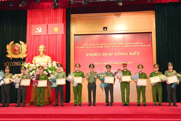 Bộ Công an tặng thưởng 42 tập thể và 7 cá nhân đảm bảo tốt an ninh, trật tự tại SEA Games 31 - Anh 4