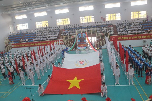“Kình ngư” Nguyễn Huy Hoàng rước đuốc tại lễ khai mạc Đại hội TDTT tỉnh Quảng Bình - Anh 1