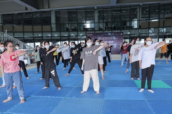 Khởi động chuỗi hoạt động giao lưu văn hóa, thể thao, nghệ thuật tại Trường ĐH Văn Lang - Anh 2