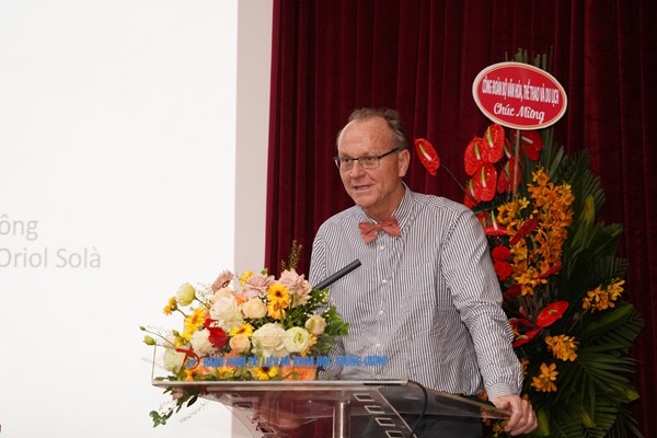 LHP Tài liệu châu Âu – Việt Nam: Hơi thở thời đại - Anh 2