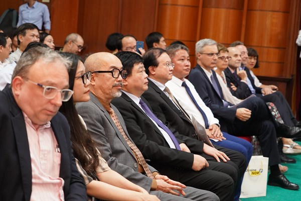 LHP Tài liệu châu Âu – Việt Nam: Hơi thở thời đại - Anh 4